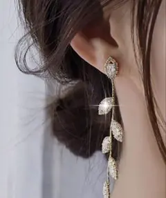 リーフモチーフ ロングピアス　ウェディング　パーティー