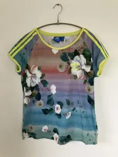 アディダス　フラワープリント 半袖Tシャツ マルチカラー