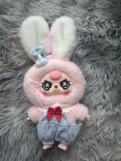 ウサギコスチュームのぬいぐるみ