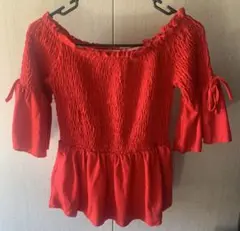 赤い五分袖トップス