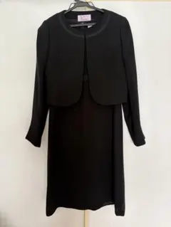 ブラックスーツ・ジャケットとドレスセット
