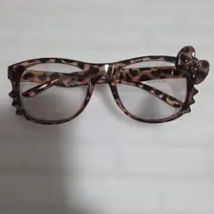 ヒョウ柄リボン付きメガネキティ