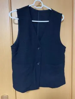 黒いスリーブレスベスト ジレ