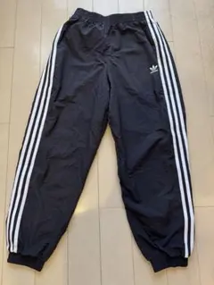 adidas 3本ライン 黒ジャージパンツ