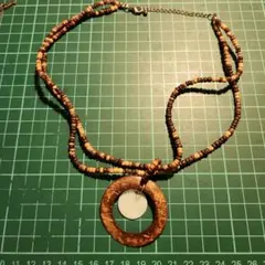 木製ビーズの円形ペンダントネックレス