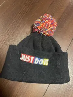 キッズ　Nike JUST DO IT ニット帽 ポンポン付き　ナイキ　黒
