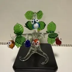 ガラス製の木とフクロウの飾り