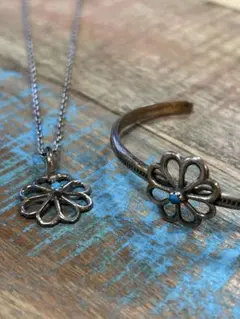 花モチーフ ネックレスとバングルセット
