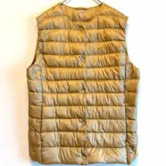 美品✨ユニクロ ベスト レディース ノーカラー 無地 M ベージュ ナイロンのサムネイル