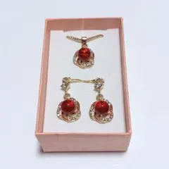 赤いビーズのネックレスとピアスセット