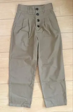 GU ベージュ パンツ