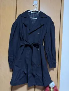 黒のダブルブレストトレンチコート