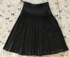 ブラック　膝丈スカート　プリーツ　フレア　デザイン