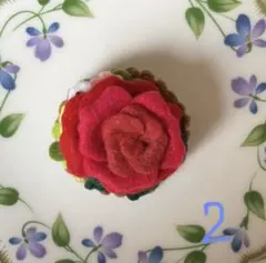 フェルト製 赤いバラ ブローチ