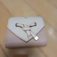 ピンクの三つ折り財布のサムネイル