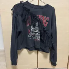 フリル付き黒トレーナー