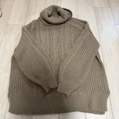 ベージュ ケーブルニット タートルネックセーター 　ワンショル