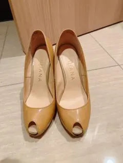 DIANA ピンクベージュ エナメルパンプス