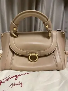 フェラガモ　ガンチーニ　レザー　2wayハンドバッグ　ベージュ