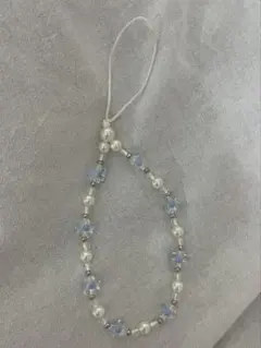 パールと花ビーズの携帯ストラップ