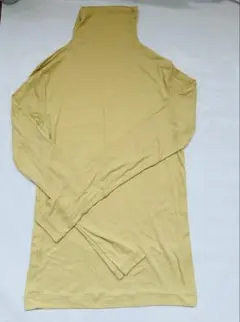 イエロー タートルネック ユニクロ