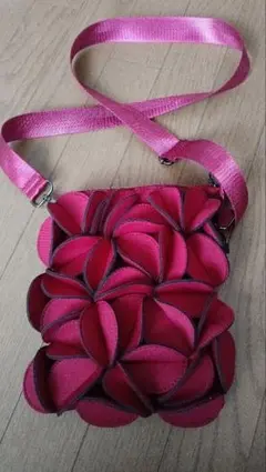 花びらデザイン スマホショルダーバッグ 赤