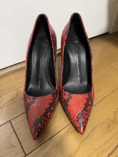 赤と黒のヘビ柄ポインテッドトゥハイヒールのサムネイル
