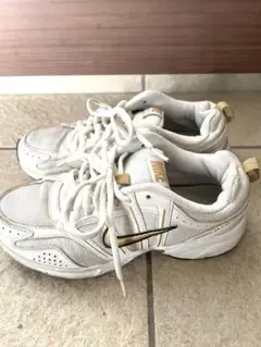 NIKE ナイキAIR スニーカー ホワイト/ゴールド24cm キッズ　ジュニア