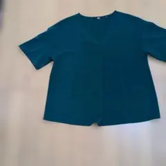 UNIQLO ダークグリーン Vネック 半袖Tシャツ