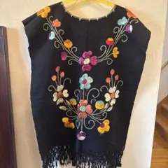 カラフル刺繍の黒ポンチョ
