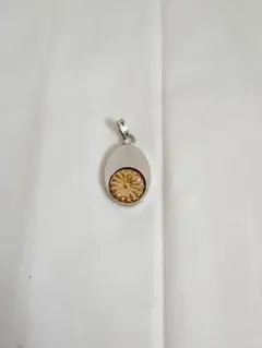 オーバル型シルバーペンダント 金色花模様
