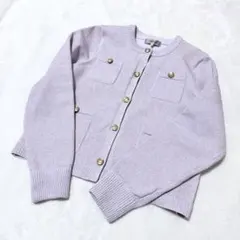 JUSGLITTY 金ボタン ノーカラーニットカーディガン 春 パープル Mのサムネイル