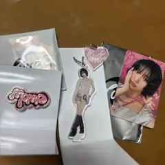 TWICE モモ ミニアクスタチャーム 特典トレカ ピンバッチ