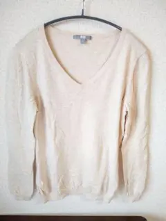 ユニクロ　アイボリー Vネック　長袖ニット 薄手　春