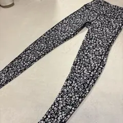 emmi 花柄 ヨガパンツ ネイビーのサムネイル