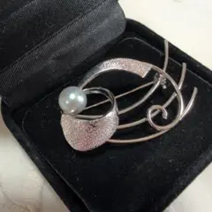 モダン シルバーカラー　グレーパール ブローチ