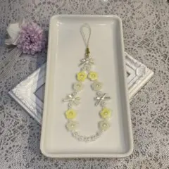 c-28 ハンドメイド　フラワービーズのストラップ　ホワイト×イエロー