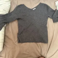 GU グレー Vネック ニット