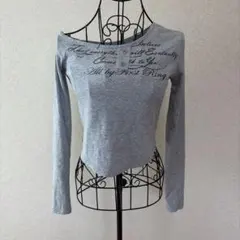 長袖カットソー　ショート丈　グレー　Mサイズ　伸縮性有り　春秋