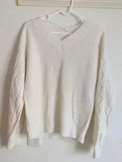 GU アクリル Vネックセーター ホワイト