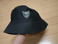 2027年購入1回着用の極美品猫刺繍 バケットハット ブラック 58cmのサムネイル