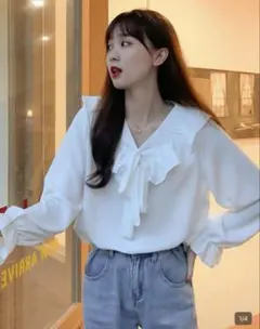 フリル付きホワイト長袖ブラウス