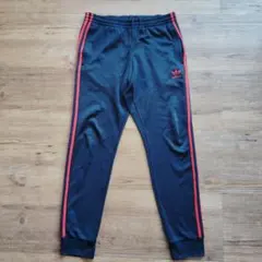 アディダス トラックパンツ ジャージ スリーライン ジョガーパンツ紺赤