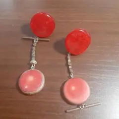 赤いドロップ型ピアス