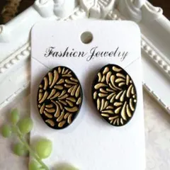 金色葉模様オーバルボタンビアス/イヤリング(ハンドメイド)
