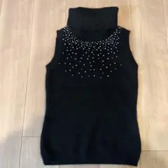 ビーズ装飾付き黒ノースリーブニット