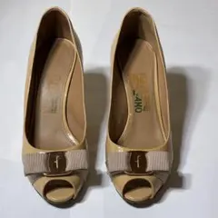 フェラガモ リボン付き エナメル パンプス ベージュ 7