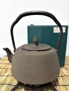 未使用品、供箱、栞、タグ付 南部岩鋳造 18型アラレ 南部鉄瓶 南部