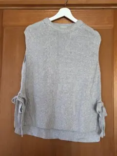 ライトグレー サイドリボン ニットベスト