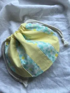 ライトグリーンと黄色の組み合わせが綺麗な小さめのまあるいポーチ（ハンドメイド）